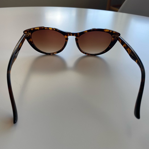 90s Vintage Look Cat Eye Tortoiseshell Sunglasses 🕶 - Picture 7 of 10